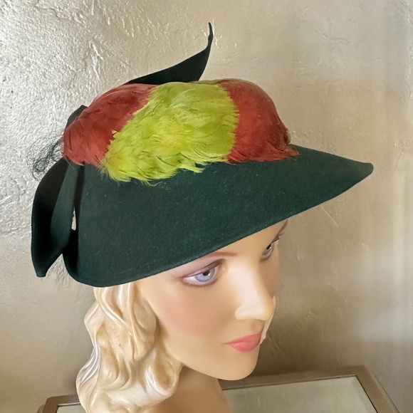 SMART 1950s' GREEN FELT HAT WITH BOW, FEATHERS & VEILING - Picture 4 of 12